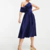 ASOS DESIGN Petite - Vestito Midi Da Ballo Di Fine Anno In Velluto Blu Navy Con Spalle Scoperte