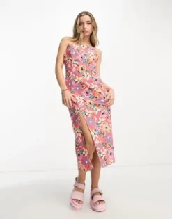 ASOS MADE IN KENYA - Vestito Con Spalline Sottili E Spacchi Rosso Con Stampa Di Rose