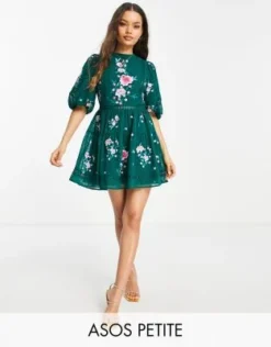ASOS DESIGN Petite - Vestito Corto Accollato Verde Bosco In Plumetis Con Finiture In Pizzo E Ricamo
