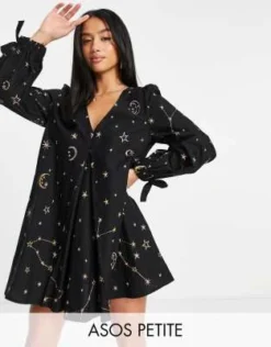 ASOS DESIGN Petite - Vestito Corto A Trapezio Con Scollo A V Sul Davanti E Sul Retro Nero Con Stelle E Luna Ricamate