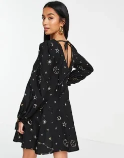 ASOS DESIGN Petite - Vestito Corto A Trapezio Con Scollo A V Sul Davanti E Sul Retro Nero Con Stelle E Luna Ricamate -Vendite ASOS Maternity || RIVER ISLAND || Monki 201070377 3