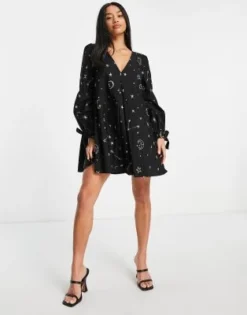 ASOS DESIGN Petite - Vestito Corto A Trapezio Con Scollo A V Sul Davanti E Sul Retro Nero Con Stelle E Luna Ricamate -Vendite ASOS Maternity || RIVER ISLAND || Monki 201070377 4