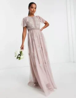 ASOS DESIGN Petite - Vestito Lungo Da Damigella Rosa Con Ricamo A Fiori E Decorazioni Con Perline Con Maniche Con Volant -Vendite ASOS Maternity || RIVER ISLAND || Monki 201227438 4