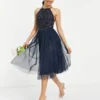 Maya Petite - Vestito Midi Da Damigella In Tulle Allacciato Al Collo Blu Navy Con Delicate Paillettes Tono Su Tono