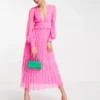 Esclusiva ASOS DESIGN Tall - Vestito Midi A Pieghe Rosa Vivo Con Scollo Profondo E Inserti In Pizzo Sul Fondo