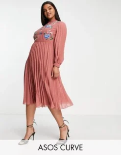 ASOS DESIGN Curve - Vestito Skater Midi Accollato A Maniche Lunghe Rosa Tè Con Pieghe E Ricamo