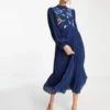 ASOS DESIGN Tall - Vestito Skater Midi Accollato A Maniche Lunghe Blu Navy Con Pieghe E Ricamo