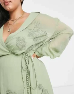 ASOS DESIGN Curve - Vestito Midi Color Salvia Con Ricamo A Fiori, Inserto In Pizzo E Laccio In Raso -Vendite ASOS Maternity || RIVER ISLAND || Monki 202315280 3