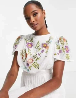 ASOS DESIGN Petite - Vestito Midi Bianco Plumetis A Pieghe Con Davanti Sciallato, Ricami E Cintura -Vendite ASOS Maternity || RIVER ISLAND || Monki 202695823 2