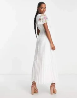 ASOS DESIGN Petite - Vestito Midi Bianco Plumetis A Pieghe Con Davanti Sciallato, Ricami E Cintura -Vendite ASOS Maternity || RIVER ISLAND || Monki 202695823 3
