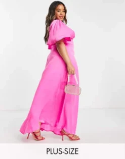 Flounce London Plus - Vestito Lungo Con Maniche Con Volant E Scollo Profondo In Raso Rosa Vivace