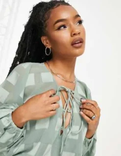 ASOS DESIGN Petite - Vestito Corto Verde Salvia Con Scollo Profondo E Gonna Godet -Vendite ASOS Maternity || RIVER ISLAND || Monki 202955192 4