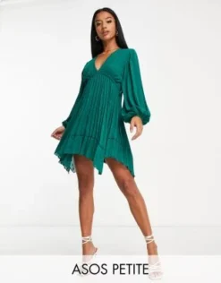ASOS DESIGN Petite - Vestito Corto Verde Bosco Plumetis A Pieghe Con Davanti A V E Finiture