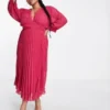 ASOS DESIGN Curve - Vestito Midi A Pieghe Con Maniche Ad Ali Di Pipistrello In Plumetis Con Motivo A Spina Di Pesce Rosa Scuro