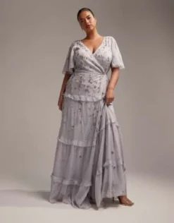 ASOS DESIGN Curve - Vestito Lungo Da Damigella Avvolgente Con Manica Con Volant Blu Con Ricami E Decorazioni