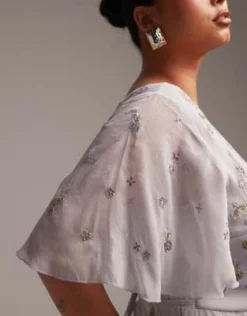 ASOS DESIGN Curve - Vestito Lungo Da Damigella Avvolgente Con Manica Con Volant Blu Con Ricami E Decorazioni -Vendite ASOS Maternity || RIVER ISLAND || Monki 203677674 4