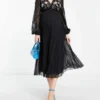 ASOS Maternity ASOS DESIGN Maternity - Vestito Midi A Pieghe Con Incrocio Frontale In Tessuto Plumetis Nero Con Ricami