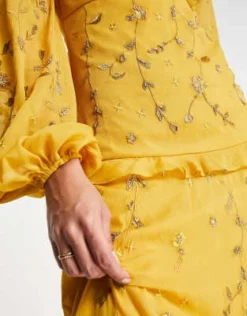 ASOS DESIGN Tall - Vestito Lungo A Balze Decorato Color Senape Con Ricami Di Germogli Selvatici -Vendite ASOS Maternity || RIVER ISLAND || Monki 203791380 3