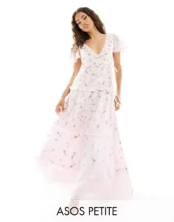 ASOS DESIGN Petite - Vestito Lungo Da Damigella Avvolgente Con Maniche Con Volant Rosa Chiaro Con Ricami E Decorazioni