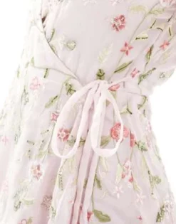 ASOS DESIGN Petite - Vestito Lungo Da Damigella Avvolgente Con Maniche Con Volant Rosa Chiaro Con Ricami E Decorazioni -Vendite ASOS Maternity || RIVER ISLAND || Monki 203836768 4