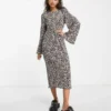 Monki - Vestito Midi Punto Smock A Maniche Lunghe Con Stampa Leopardata