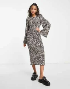 Monki - Vestito Midi Punto Smock A Maniche Lunghe Con Stampa Leopardata