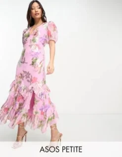 ASOS DESIGN Petite - Vestito Lungo In Lurex Rosa Con Stampa Di Rose E Volant Sul Fondo