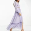 ASOS DESIGN Petite - Tufted - Vestito Lungo Color Lilla Plumetis Con Inserti In Pizzo