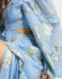 ASOS DESIGN Petite - Vestito Lungo Blu Metallizzato Jacquard A Fiori Con Scollo Profondo, Pinces, Cut-out E Volant -Vendite ASOS Maternity || RIVER ISLAND || Monki 204097949 4