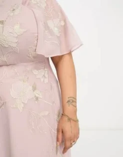 ASOS DESIGN Curve - Vestito Lungo Da Damigella Con Maniche A Pipistrello Rosa Con Fiori Applicati -Vendite ASOS Maternity || RIVER ISLAND || Monki 204099377 4