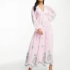 ASOS DESIGN Petite - Vestito Lungo Con Scollo A V Aperto Dietro Rosa Con Finiture In Pizzo E Ricamo