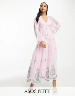 ASOS DESIGN Petite - Vestito Lungo Con Scollo A V Aperto Dietro Rosa Con Finiture In Pizzo E Ricamo