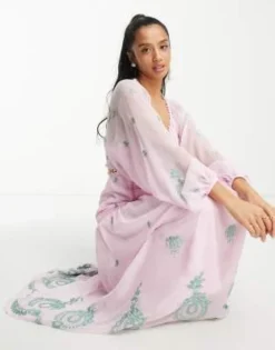 ASOS DESIGN Petite - Vestito Lungo Con Scollo A V Aperto Dietro Rosa Con Finiture In Pizzo E Ricamo -Vendite ASOS Maternity || RIVER ISLAND || Monki 204175345 4