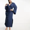 ASOS DESIGN Curve - Vestito Midi A Portafoglio Blu Raccolto In Vita Con Maniche A Campana E Colletto