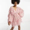 ASOS DESIGN Tall- Vestito Corto A Trapezio Rosa A Fiori Con Micro Pieghe E Maniche Ad Ali Di Pipistrello