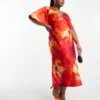 Esclusiva ASOS DESIGN Curve - Vestito Midi In Raso A Fiori Con Maniche Con Volant