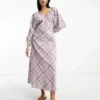 ASOS DESIGN - Vestito Midi Viola A Quadri Con Scollo A V, Maniche Ad Ali Di Pipistrello E Schiena Scoperta