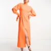 ASOS DESIGN - Vestito Midi Accollato Arancione Fluo Con Spacco Sul Davanti E Maniche Allacciate