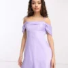 Forever New Petite - Vestito Corto In Raso Lilla Con Spalle Scoperte