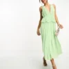 ASOS DESIGN - Vestito Midi A Pieghe E Balze Verde Salvia Con Scollo Profondo