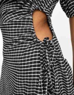 ASOS DESIGN - Vestito Grembiule Midi Bianco E Nero A Quadri Con Cut-out Laterale E Maniche A Sbuffo -Vendite ASOS Maternity || RIVER ISLAND || Monki 204350980 3