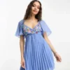 ASOS DESIGN Petite - Vestito Corto A Pieghe Blu Fiordaliso Allacciato Sul Retro Con Maniche A Pipistrello E Bustino Ricamato