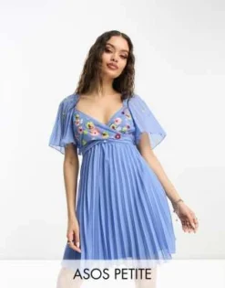 ASOS DESIGN Petite - Vestito Corto A Pieghe Blu Fiordaliso Allacciato Sul Retro Con Maniche A Pipistrello E Bustino Ricamato