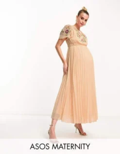 ASOS Maternity ASOS DESIGN Maternity - Vestito Lungo In Plumetis A Pieghe Color Corallo Con Ricamo, Cintura E Scollo Ad Anello