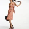 Wednesday's Girl - Vestito Midi Con Spalline Sottili Arancione A Fiori A Portafoglio