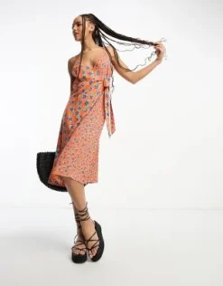 Wednesday's Girl - Vestito Midi Con Spalline Sottili Arancione A Fiori A Portafoglio