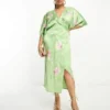 ASOS DESIGN Curve - Vestito Midi In Raso Verde A Portafoglio Ricamato Con Maniche Stile Kimono