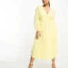ASOS DESIGN Curve - Vestito Midi A Pieghe Giallo Pastello Plumetis Metallizzato Con Bottoni E Arricciatura In Vita