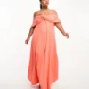 ASOS DESIGN Curve - Vestito Lungo Color Corallo Con Scollo Alla Bardot Incrociato E Spalle Scoperte