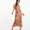 ASOS DESIGN - Vestito Midi Con Scollo Ad Anello Allacciato Al Collo In Raso Marrone Con Stampa Animalier E Laccio In Vita
